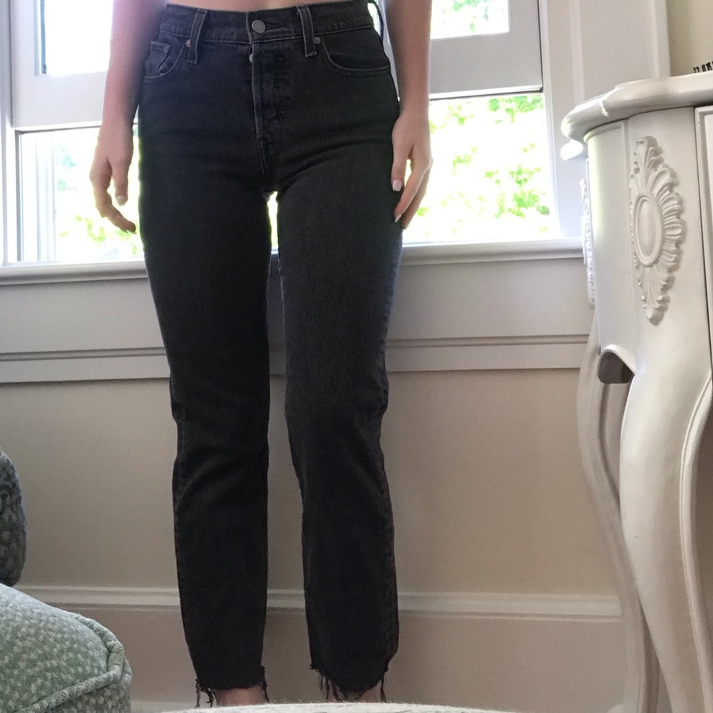 really cute and flattering levi black mom jeans!